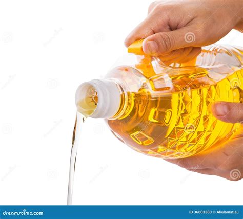 Mani che versano olio nell'acqua del bagnetto