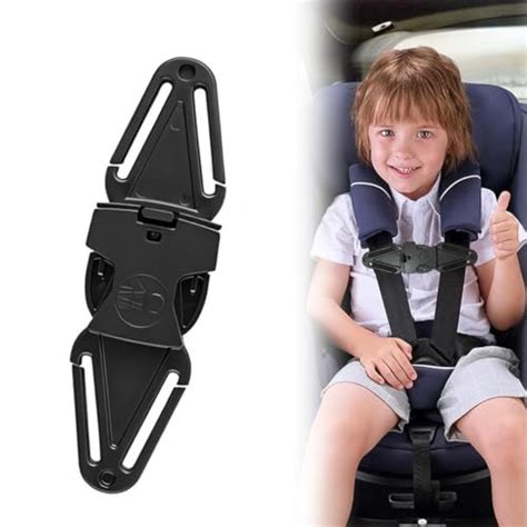 Bambino sorridente in seggiolino auto con dispositivo di sicurezza