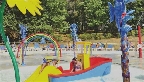Bambini in piscina con giochi d'acqua