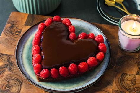 Coppia felice con torta a forma di cuore