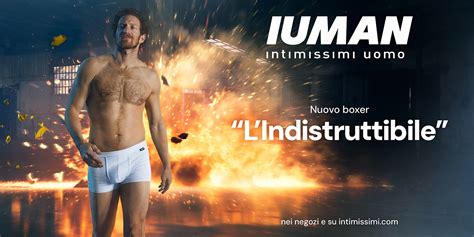 Bambini che giocano indossando intimo e t-shirt IUMAN Intimissimi Uomo