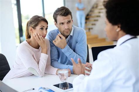 Coppia che discute di fertilità con un medico