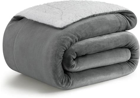 Gattino al caldo con coperta termica