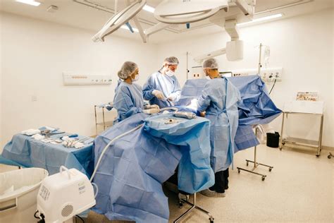 Sala operatoria o ambiente parto preparato con strumentazione medica