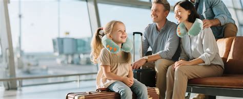 Famiglia in aeroporto con passeggino