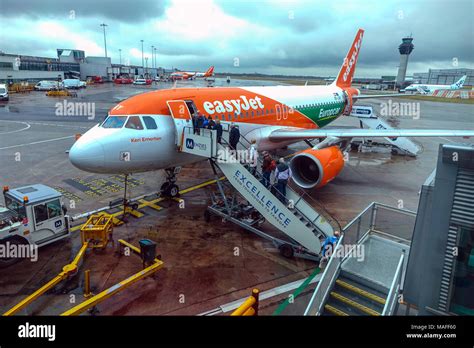 Aereo EasyJet in fase di imbarco