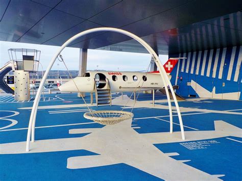 Bambini in area giochi aeroporto