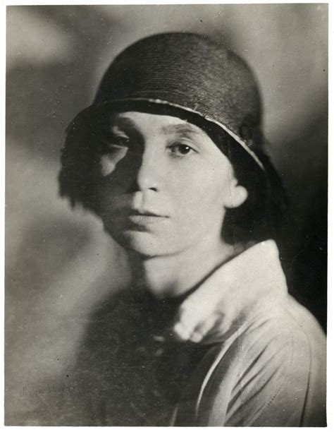 Natalia Goncharova, Modella su sfondo blu, 1909-1910