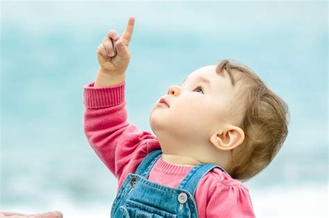 Un bambino piccolo che esplora un oggetto sonoro