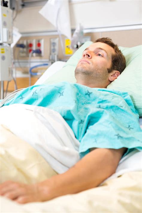 illustrazione di una paziente che riposa a letto dopo una procedura medica