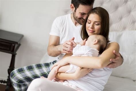 famiglia felice con neonato