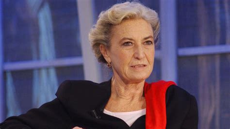 Ritratto di Barbara Alberti con alcuni dei suoi libri