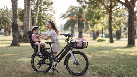 Bicicletta con seggiolino e borse laterali