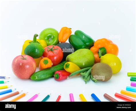 Bambino con frutta e verdura colorata