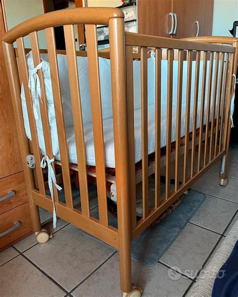 Dettaglio delle sponde arrotondate del lettino Pali