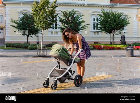 Bambino in passeggino con accessori