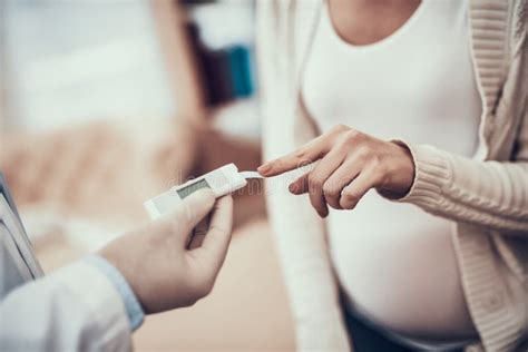 Donna incinta che misura la glicemia