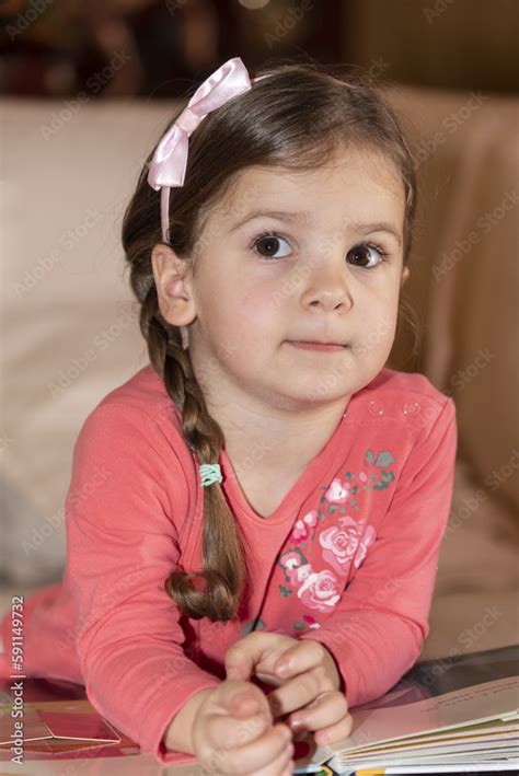 bambina di tre anni che indossa un abito elegante in un giardino soleggiato