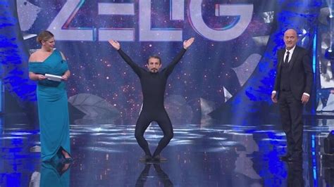 Simone Barbato sul palco di Zelig con la sua iconica tutina nera e le espressioni mute