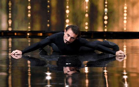 Simone Barbato durante una performance di canto lirico, mostrando la sua versatilità oltre il mimo