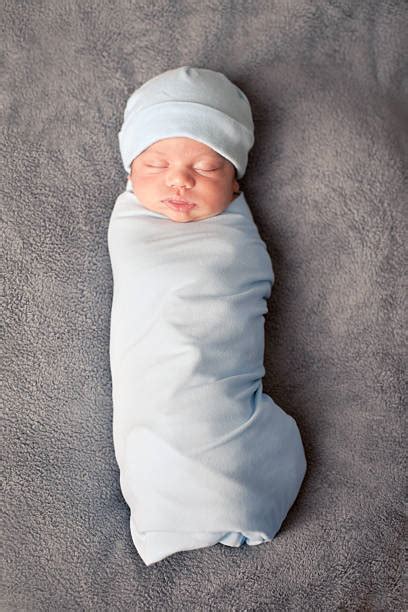 Neonato avvolto in una copertina (swaddling)