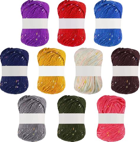 set di gomitoli colorati e uncinetti pronti per la creazione di scarpine
