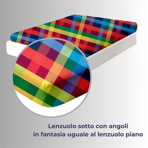 Dettaglio ravvicinato della trama a quadretti in cotone e delle finiture di una tuta estiva