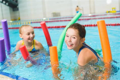 Bambini che imparano a nuotare con istruttore