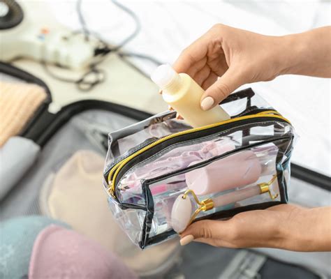 Beauty kit da viaggio organizzati in una valigia