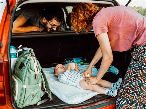 Una famiglia con un neonato in aeroporto che si prepara al primo volo