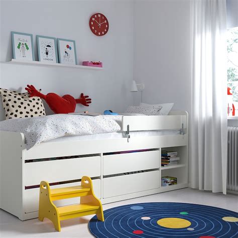 Esempio di una configurazione letto SLÄKT con spazio gioco sottostante e accessori coordinati.