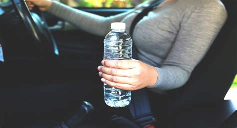 Metodo bottiglia per cambio acqua sicuro con avannotti