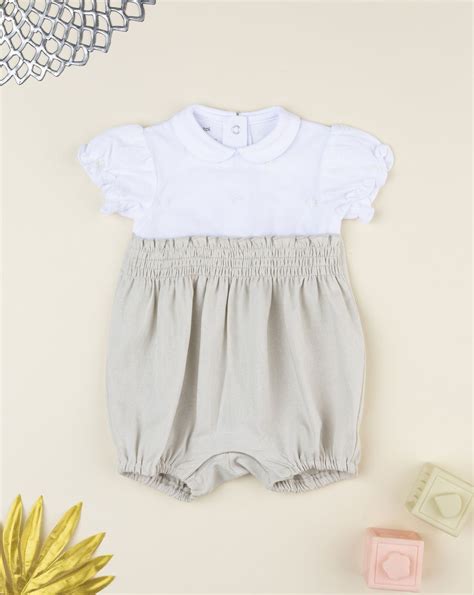 Bimba in pagliaccetto elegante per battesimo