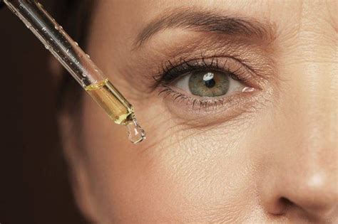 Donna che applica siero viso