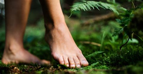 Bambino che gioca a piedi nudi su diverse superfici