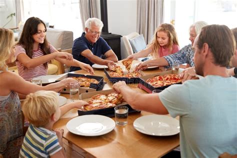 Famiglia seduta al tavolo che mangia insieme
