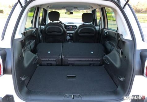 Bagagliaio Fiat 500L Living con sedili abbattuti