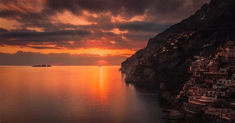 Veduta panoramica della Costiera Amalfitana al tramonto