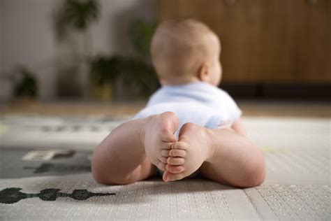 bambino che fa tummy time sotto supervisione
