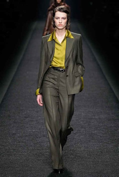 Modella che indossa un tailleur in ciniglia color senape