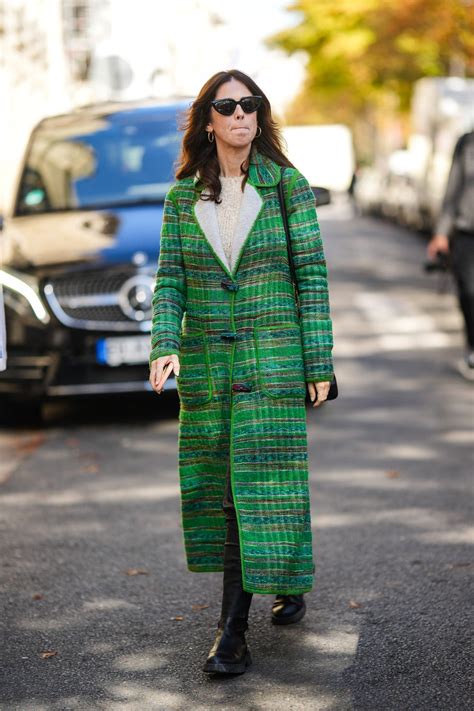 Esempio di layering invernale con cappotto lungo e maglione