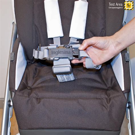 Dettaglio sistema di cinture di sicurezza del passeggino Inglesina Trip