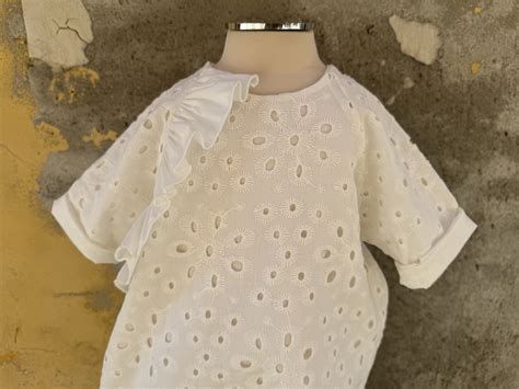 Dettaglio in cotone sangallo su tutina Monnalisa