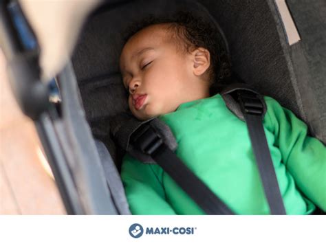Bambino confortevolmente adagiato nella Navetta Elite con schienale parzialmente reclinato