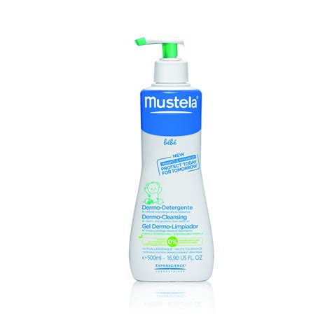 Bambino con schiuma di Mustela sul corpo e capelli