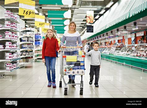 Bambini felici che fanno shopping