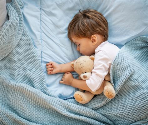 neonato che dorme cullato dalla musica