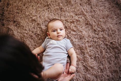 Bambino di 4 mesi che guarda un giocattolo colorato