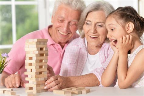 Nonni che giocano con il nipotino