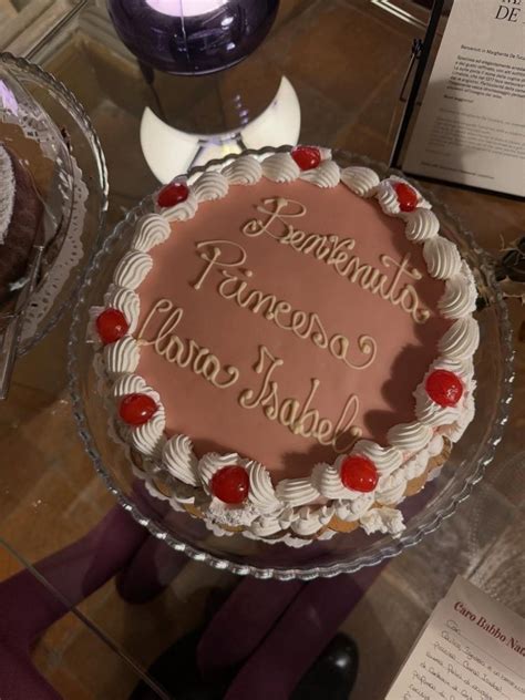 Torta delicata con decorazioni floreali per il primo mese di vita